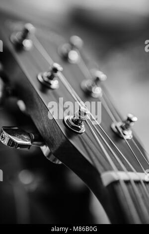 Schwarze und weiße Nahaufnahme Detail guitar tuning Strings Stockfoto