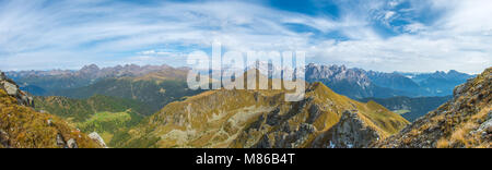 Wundervolles Panorama, weiten Aussicht vom Gipfel, oben. Gebirge, Alpen, perfekte Sicht auf die Wälder und Gipfel, das Tal. Stockfoto
