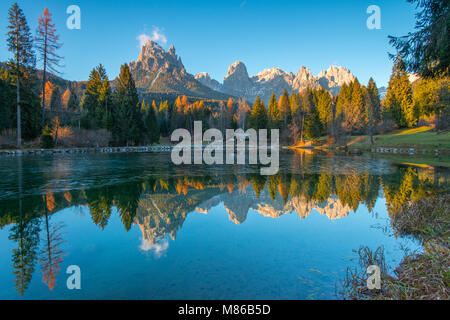 Welsperg See, Lago, schöne Reflexion in diesem versteckten Juwel in den Alpen, Dolomiten. Noch Wasser, ruhig, perfekt Spiegel der Berggipfel, Sonnenuntergang Stockfoto