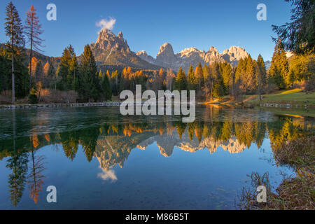 Welsperg See, Lago, wunderbare Reflexion in diesem versteckten Juwel in den Alpen, Dolomiten. Noch Wasser, ruhig, perfekt Spiegel der Berggipfel, Sonnenuntergang Stockfoto