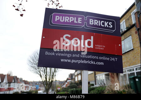 Eine Violette Steine verkauft Immobilienmakler Zeichen außerhalb eines Hauses in Muswell Hill, London Stockfoto