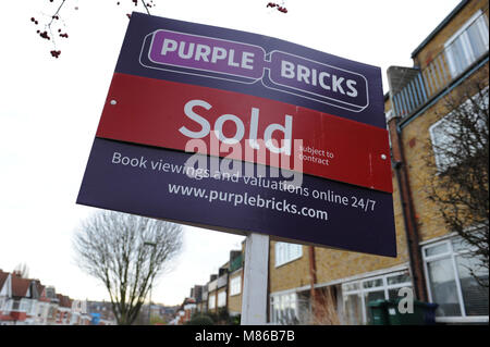 Eine Violette Steine verkauft Immobilienmakler Zeichen außerhalb eines Hauses in Muswell Hill, London Stockfoto