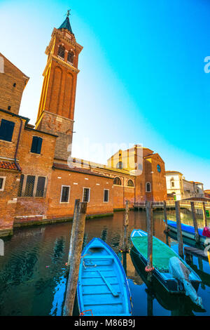 Chioggia Stadt in der Lagune von Venedig, Boote, Wasser, Kanal und Kirche. Venetien, Italien, Europa Stockfoto