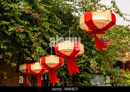 Bunte Papierlaternen hängen auf der anderen Straßenseite in Hoi An, Vietnam Stockfoto