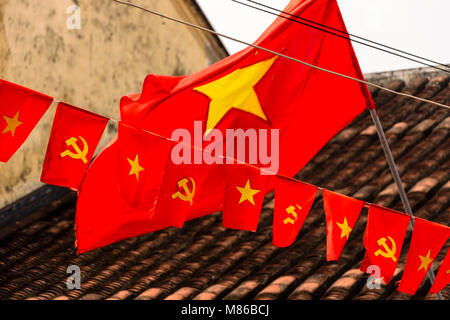 Vietnamesische und Sowjetischen flags Bunting hängen auf der anderen Straßenseite in Hoi An, Vietnam Stockfoto