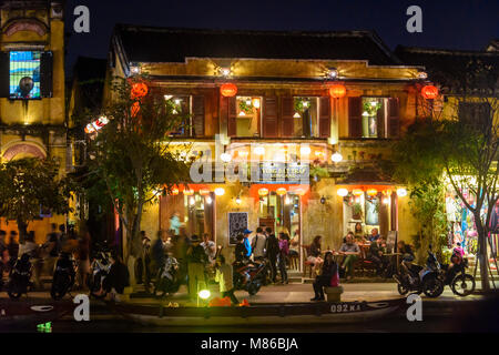 Bunte tuch Laternen Lampe Farbtöne hängen außerhalb der Geschäfte und Restaurants in Hoi An, Vietnam Stockfoto