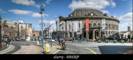 Panorama von Leeds Corn Exchange mit blauer Himmel Stockfoto