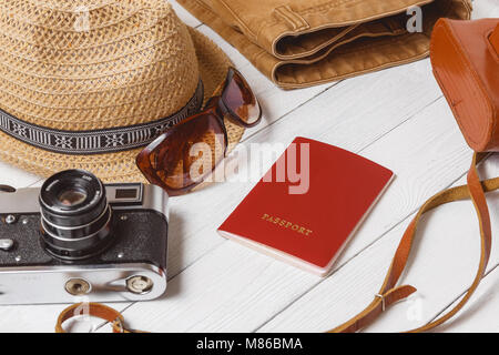 Traveler Reihen Ferienhäuser Reise Zubehör Urlaub, langes Wochenende Reisen Material Ausrüstung Hintergrund Konzept Stockfoto