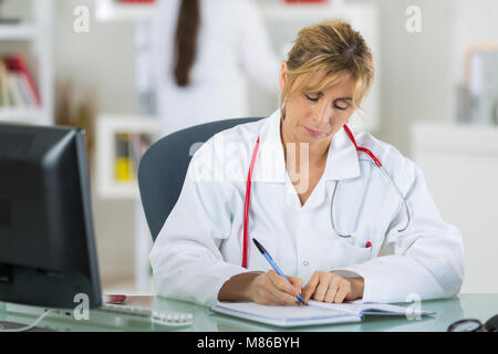 Nachdenklich Ärztin Holding eine Datei Stockfoto