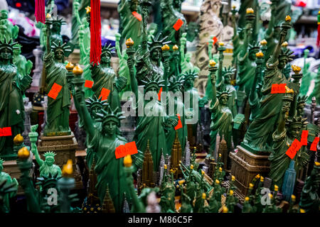 Kunststoff Liberty Souvenirs. Eine lange Reihe von Kunststoff Kopien der Freiheitsstatue Stockfoto