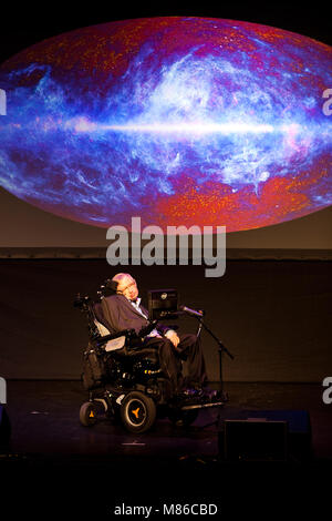 Prof. Stephen Hawking, britischer Wissenschaftler, weltberühmten Physiker und Universum Projektion auf den Bildschirm, Starmus Festival 2016 Teneriffa Stockfoto