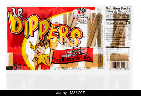 Winneconne, WI - 27. Februar 2018: ein Paket von J.R. Schöpflöffel Käse dip und Brot klebt auf einem isolierten Hintergrund. Stockfoto