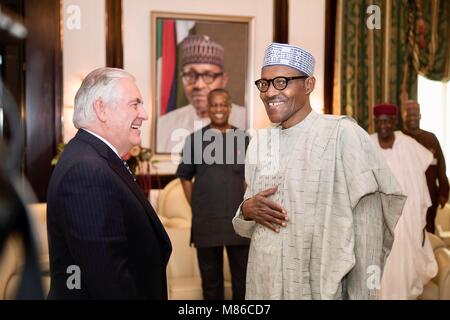 Us-Staatssekretär Rex Tillerson, Links, trifft sich mit nigerianischen Präsidenten Muhammadu Buhari an der Aso Rock Presidential Villa 12. März in Abuja, Nigeria 2018. Kurz nach Tillerson wurde von Präsident Donald Trump von Tweet gefeuert. Stockfoto