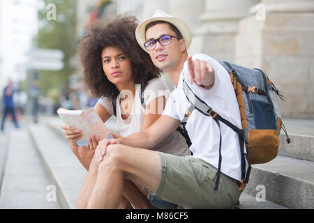 Junges Paar sightseeing mit Karte Stockfoto