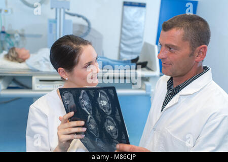 Zwei Arzt diagnostizieren, indem x-ray film Stockfoto