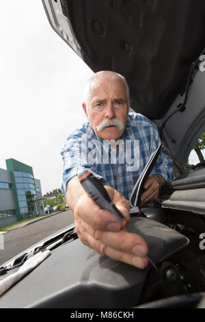 pensionierter Mann sein Automotor Service Stockfoto