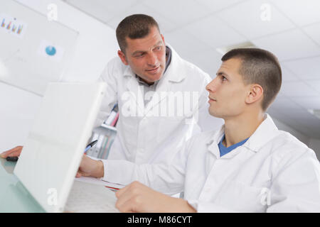 Pharmazeutische wissenschaftliche männliche Forscher student Stockfoto