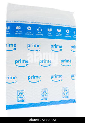 Winneconne, WI-6 März 2018: Ein Amazon Prime Plastikumschlag verwendet, um Produkte, die es auf einem isolierten Hintergrund verkauft zu schützen. Stockfoto