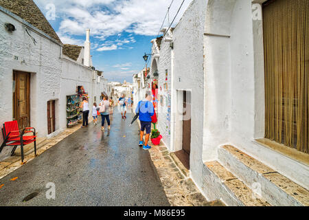 ALBEROBELLO (BA), Italien - 1 September 2016: Touristen, die in Alberobello, 9 beliebtes Ziel in Apulien Stockfoto