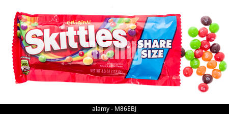 Winneconne, WI - 9. März 2018: ein Paket von Skittles teilen Größe auf einem isolierten Hintergrund. Stockfoto