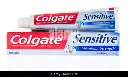 Winneconne, WI - 9. März 2018: ein Paket von Colgate sensitve Zahnpasta auf einem isolierten Hintergrund. Stockfoto