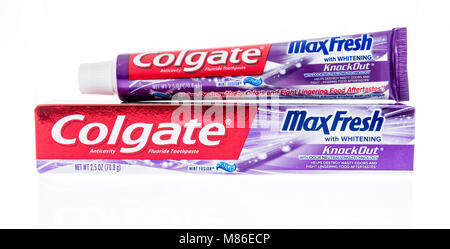 Winneconne, WI - 9. März 2018: ein Paket von Colgate Max Frisch Zahnpasta auf einem isolierten Hintergrund. Stockfoto