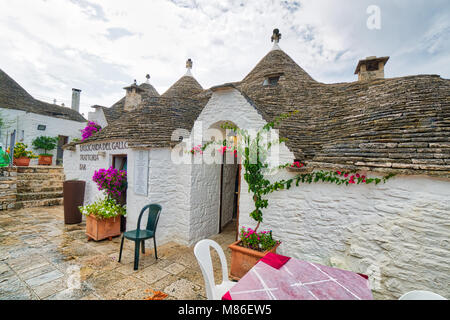 ALBEROBELLO (BA), Italien - 1 September, 2016: Die alten Trulli von Alberobello, jetzt empfängliche Strukturen, bereit sind, die täglich Touristen zu empfangen Stockfoto