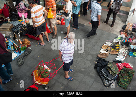 11.03.2018, Singapur, Republik Singapur, Asien - Menschen belebten auf einem Flohmarkt in der Nähe der Kreta Ayer Platz in Singapur Chinatown sind. Stockfoto