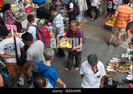 11.03.2018, Singapur, Republik Singapur, Asien - Menschen belebten auf einem Flohmarkt in der Nähe der Kreta Ayer Platz in Singapur Chinatown sind. Stockfoto