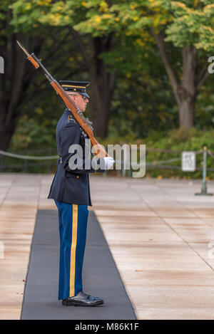 Guard, Grab des Unbekannten Soldaten, Arlington National Cemetery, Arlington, VA, USA Stockfoto