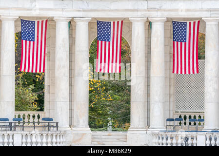 Amerikanische Fahnen von den Wänden des Memorial Amphitheater auf dem Arlington National Cemetery in der Nähe von Washington DC, USA hängen Stockfoto