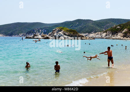 Die ruhige, blaue Meer am Strand Kalamitsi auf Sithonia. Stockfoto