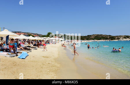 Die schöne Kalamitsi Beach. Stockfoto