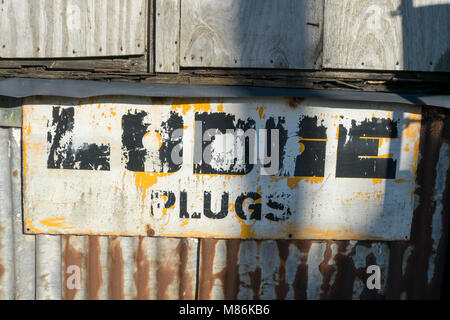 Alte heruntergekommen 50s 60s Garage in der Nähe von Caernarfon Wales in der North West Wales Stockfoto