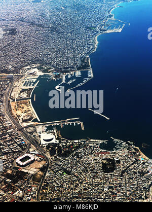 Eine Luftaufnahme des Athener Marina, Pireas und das Karaiskaki Stadion. Stockfoto