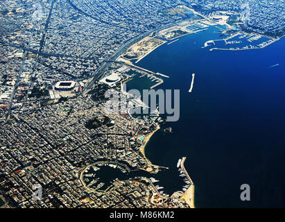 Eine Luftaufnahme des Athener Marina, Pireas und das Karaiskaki Stadion. Stockfoto
