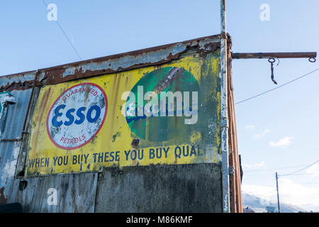 Alte heruntergekommen 50s 60s Garage in der Nähe von Caernarfon Wales in der North West Wales Stockfoto