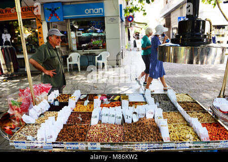 Trockenfrüchte und Nüsse in der Plaka, Athens. Stockfoto