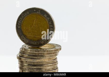 Bis zehn Baht thailändischer Währung Münzen in der Nähe auf weißem Hintergrund Stockfoto