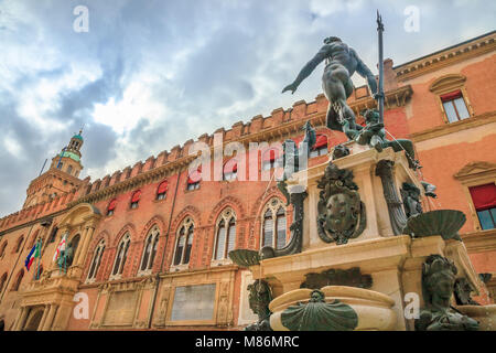 Nettuno 1567 Bronze Statue und Brunnen vor accursio Palace, im Jahre 1290 erbaut, in der Piazza Maggiore, dem Sitz der Stadtverwaltung von Bologna in der Emilia Region Italiens. Stockfoto