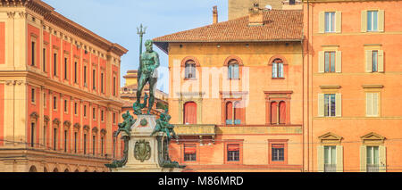 Architektur Panorama der Stadt Bologna in der Emilia Region Italiens. Neptun Bronzestatue und restaurierte Brunnen, mit historischen orange-roten Gebäude Hintergrund in Nettuno Square in der Innenstadt entfernt. Stockfoto