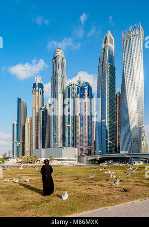 Lady Fütterung brds in Dubai Marina, Dubai, Vereinigte Arabische Emirate Stockfoto