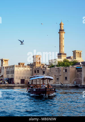 Abra Boot auf dem Dubai Creek, Bur Dubai Grand Moschee im Hintergrund, Dubai, Vereinigte Arabische Emirate Stockfoto