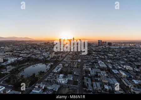 Los Angeles, Kalifornien, USA - 20. Februar 2018: Antenne morgen Ansicht des Westlake Nachbarschaft, MacArthur Park und der Innenstadt von LA.