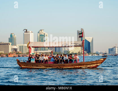 Abra Boot auf dem Dubai Creek, Dubai, Vereinigte Arabische Emirate Stockfoto