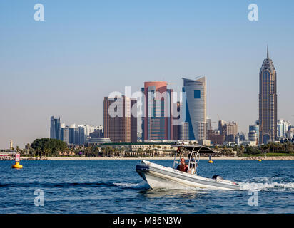 Motorboot am Persischen Golf mit Dubai Internet City im Hintergrund, Dubai, Vereinigte Arabische Emirate Stockfoto