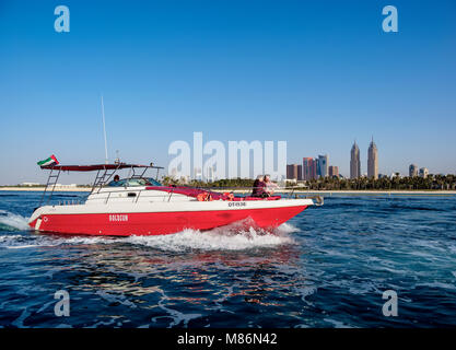 Yachtcharter am Persischen Golf mit Dubai Internet City im Hintergrund, Dubai, Vereinigte Arabische Emirate Stockfoto