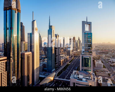 Dubai International Financial Centre bei Sonnenuntergang, Erhöhte Ansicht, Dubai, Vereinigte Arabische Emirate Stockfoto