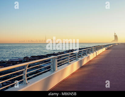 Palm Jumeirah Boardwalk und Stadtzentrum Skyline bei Sonnenaufgang, Dubai, Vereinigte Arabische Emirate Stockfoto