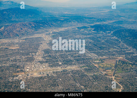 Luftaufnahme von Van Nuys, Sherman Oaks, North Hollywood, Studio City auf Flugmodus, Los Angeles County Stockfoto